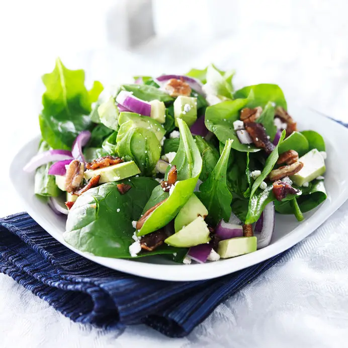 ensalada de rúcula con cebolla morada