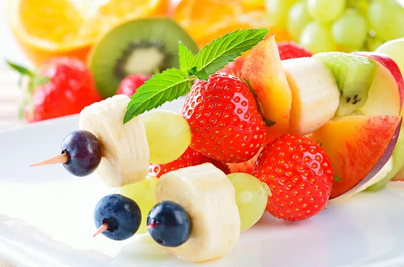 merienda saludable brocheta de frutas